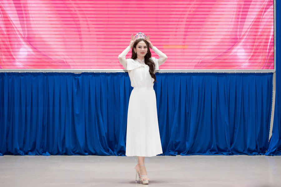 Tại buổi giao lưu, Mai Phương cũng chia sẻ năng lượng tích cực đến các bạn trẻ. Cô nói: “Trong giới trẻ có nhiều bạn hay khép kín, sợ bị mọi người nói là làm lố, nhưng mỗi bạn là một màu sắc riêng, chúng ta hãy mang màu sắc đặc biệt của mình để làm xã hội đa dạng hơn”.