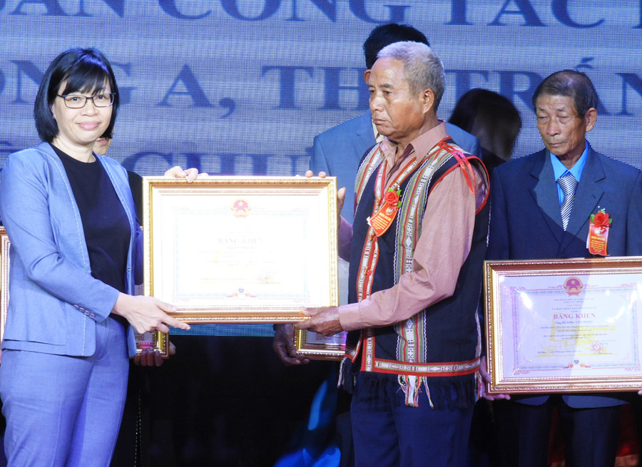 Phó Chủ tịch UBND tỉnh Nguyễn Thị Thanh Lịch (bìa trái) trao tặng Bằng khen của Chủ tịch UBND tỉnh cho các cán bộ Mặt trận nhân tiêu biểu ở cơ sở. Ảnh: Thanh Nhật