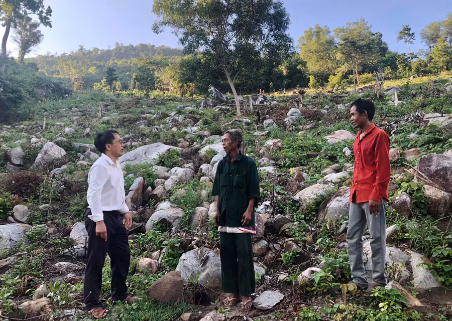 Ông Trịnh Thanh Khiết-Bí thư Đảng ủy xã Đất Bằng (bìa trái) trao đổi với người dân về chuyển đổi đất nương rẫy sang trồng rừng. Ảnh: Lê Nam