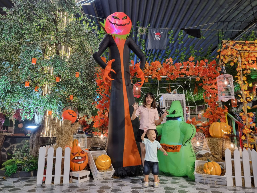 Chị Phụng và con trai mình.Ảnh: Tấn Đạt