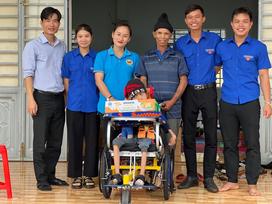 Trao xe lăn cho trẻ em bị bại não. Ảnh: Nguyên Phương Trao xe lăn cho trẻ em bị bại não. Ảnh. Nguyên Phương