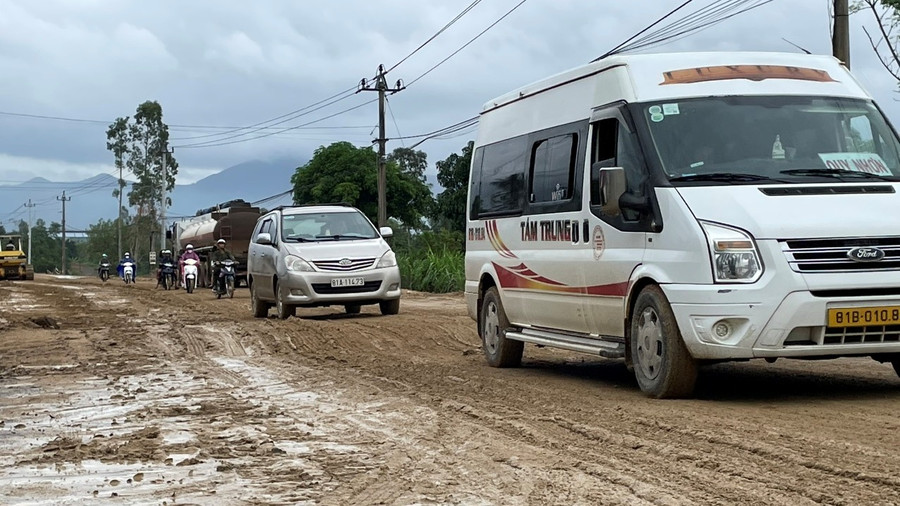 Đoạn QL 19 qua địa bàn xã Tây Giang (H.Tây Sơn, Bình Định) đang thi công, các phương tiện lưu thông rất khó khăn. Ảnh: Bảo Thoa