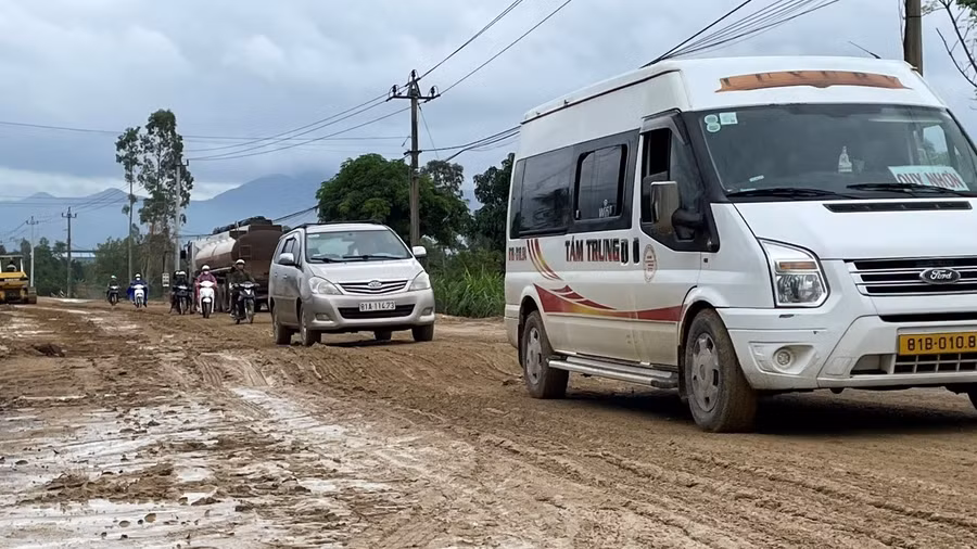 Đoạn QL 19 qua địa bàn xã Tây Giang (H.Tây Sơn, Bình Định) đang thi công, các phương tiện lưu thông rất khó khăn. Ảnh: Bảo Thoa
