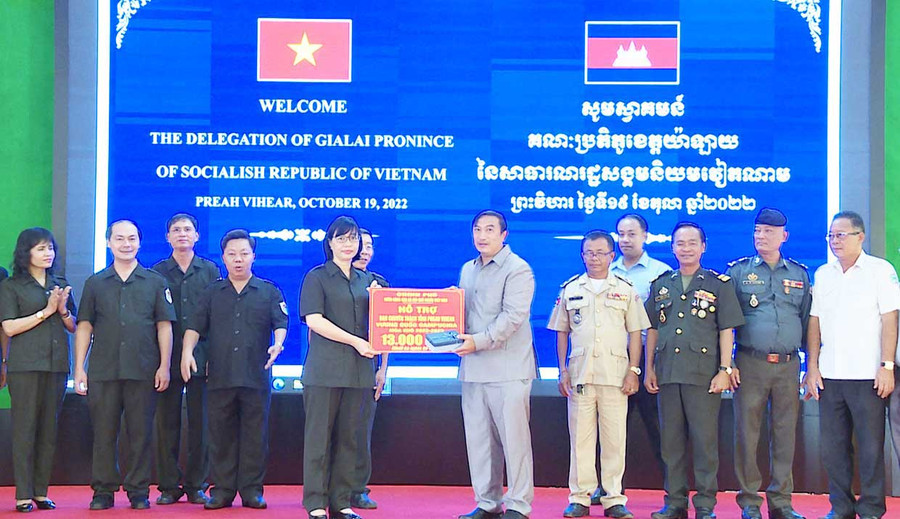 Phó Chủ tịch UBND tỉnh, Trưởng ban Chuyên trách tỉnh Gia Lai Nguyễn Thị Thanh Lịch (hàng trước, bên trái) đã trao kinh phí 13.000 USD của Chính phủ Việt Nam hỗ trợ Ban Chuyên trách tỉnh Preah Vihear (Vương quốc Campuchia). Ảnh: Đoàn Bình 2 Phó Chủ tịch UBND tỉnh, Trưởng Ban chuyên trách tỉnh Gia Lai Nguyễn Thị Thanh Lịch đã trao kinh phí 13.000 USD của Chính phủ Việt Nam hỗ trợ Ban Chuyên trách tỉnh Preah Vihear (Vương quốc Campuchia)0