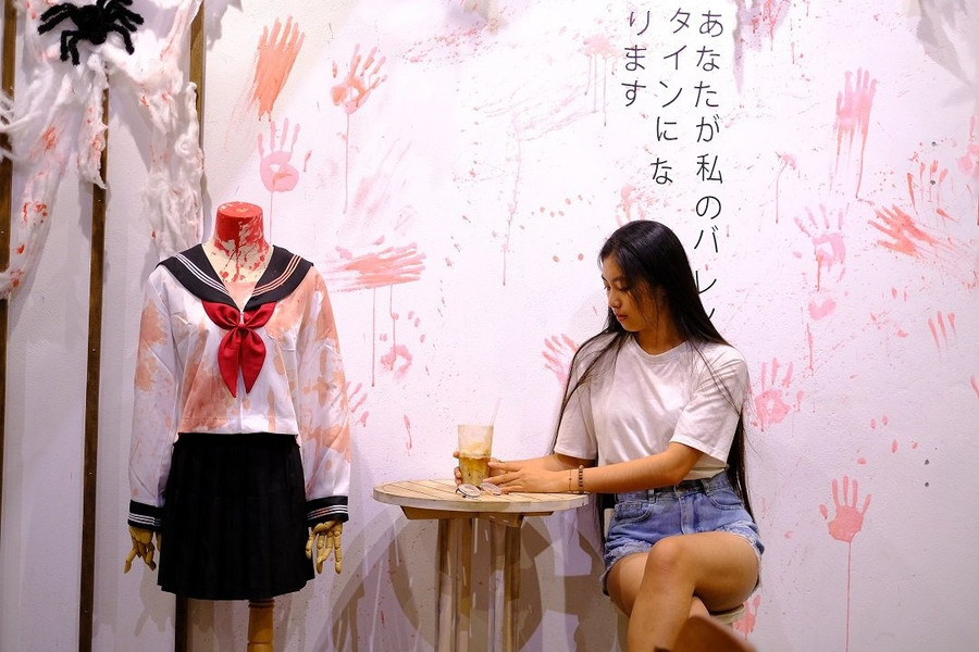 Thiên Kim chụp hình với 