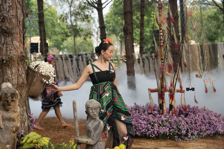 Chân trần, lội suối, dạo trong rừng thông... là sàn diễn ấn tượng, khó quên của cả người mẫu lẫn du khách. Ảnh: Hà Nguyễn