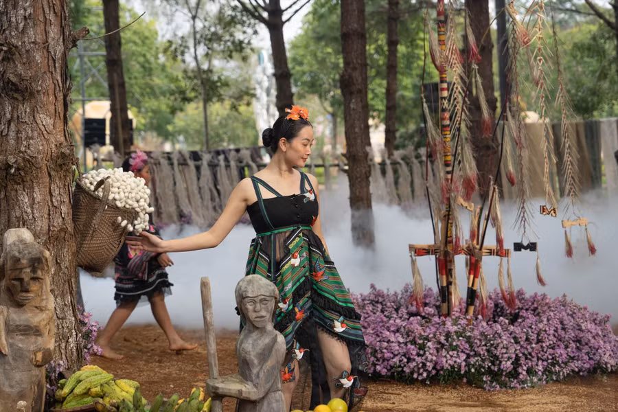 Chân trần, lội suối, dạo trong rừng thông... là sàn diễn ấn tượng, khó quên của cả người mẫu lẫn du khách. Ảnh: Hà Nguyễn