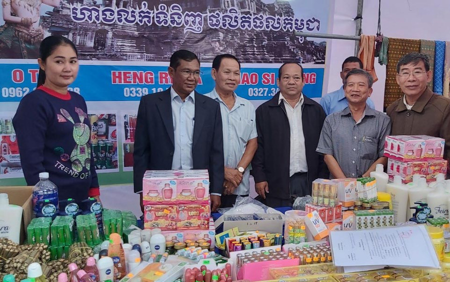 Đại biểu tham quan một gian hàng của Campuchia tại Chợ phiên nông sản an toàn lần thứ II và giới thiệu các sản phẩm OCOP huyện Đức Cơ năm 2022. Ảnh: Bùi Quang Vinh