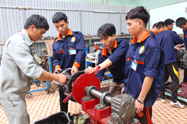 Đào tạo nghề Công nghệ ô tô tại Trường Cao đẳng Gia Lai. Ảnh: Mộc Trà