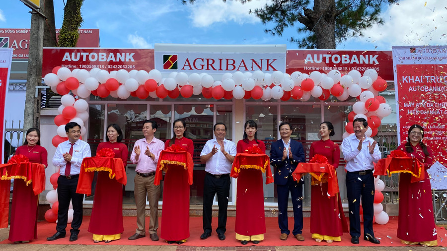Đại diện lãnh đạo chính quyền địa phương, Ngân hàng Nhà nước và Agribank Chi nhánh Đông Gia Lai cắt băng khai trương Autobank CDM tại huyện Ia Grai. Ảnh: Sơn Ca.