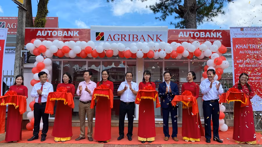 Đại diện lãnh đạo chính quyền địa phương, Ngân hàng Nhà nước và Agribank Chi nhánh Đông Gia Lai cắt băng khai trương Autobank CDM tại huyện Ia Grai. Ảnh: Sơn Ca.