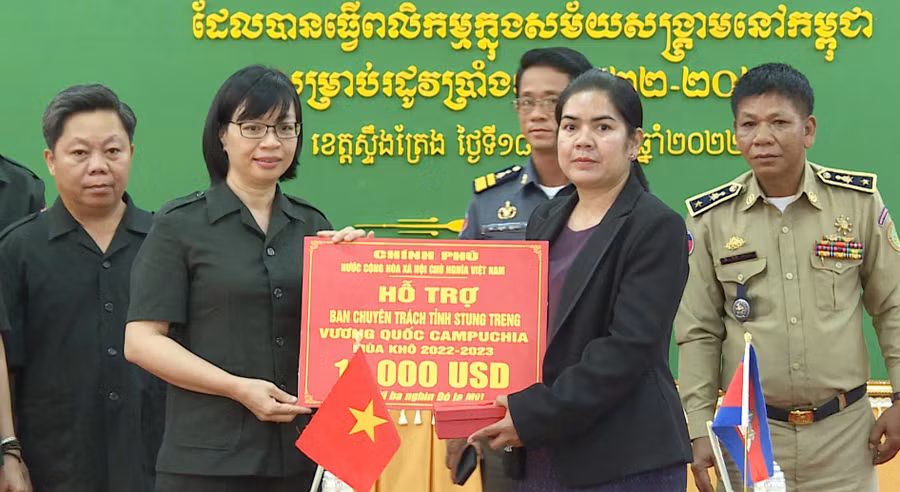 PCT UBND tỉnh-Trưởng Ban chuyên trách tỉnh Gia Lai Nguyễn Thị Thanh Lịch đã trao kinh phí 13.000 USD của Chính phủ Việt Nam hỗ trợ Ban Chuyên trách tỉnh Stung Treng. Ảnh: Đoàn Bình