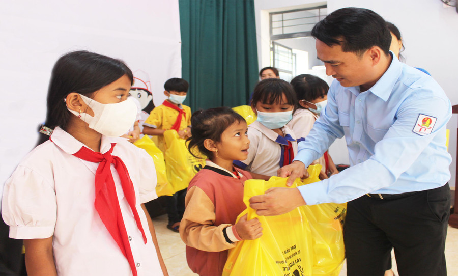 Anh Đỗ Duy Nam-Phó Bí thư Tỉnh Đoàn tặng quà cho thiếu nhi khó khăn tại huyện Đức Cơ. Ảnh: Minh Nhật