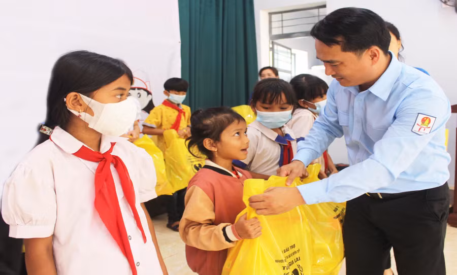 Anh Đỗ Duy Nam-Phó Bí thư Tỉnh Đoàn tặng quà cho thiếu nhi khó khăn tại huyện Đức Cơ. Ảnh: Minh Nhật