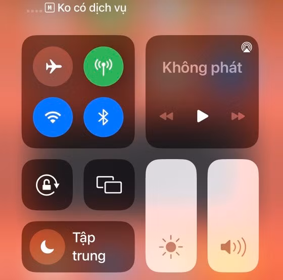 Trên thanh thông báo cột sóng di động với thông báo 