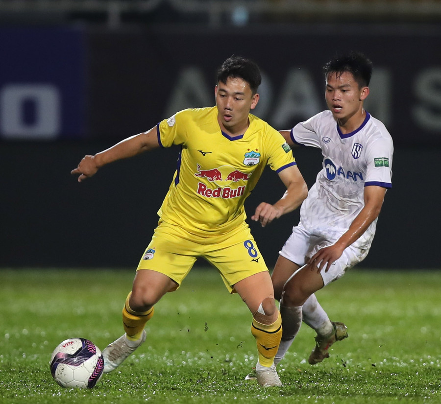 Minh Vương vẫn luôn là một trong những cầu thủ máu lửa nhất của HAGL. Ảnh: Minh Trần