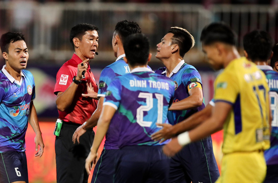 Trọng tài Ngọc Nhớ mắc lỗi nghiêm trọng. Ảnh: Minh Trần