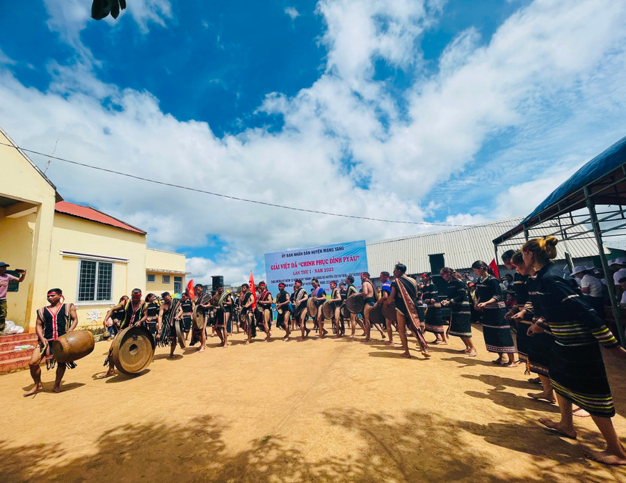 Đội cồng chiêng xã Lơ Pang diễn tấu cồng chiêng mừng thành công của giải Việt dã Chinh phục đỉnh Pờ Yầu lần thứ I . Ảnh Trần Dung