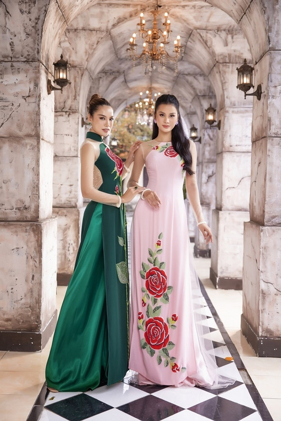Minh Châu tiết lộ thêm Hoàng Phương và Hương Ly là hai cô gái để lại cho anh nhiều tiếc nuối trong hành trình chinh phục cuộc thi “Hoa hậu Hoàn vũ Việt Nam”. Dù không thể đạt được một danh hiệu nhất định song anh tin rằng cả hai đã chạm đến khán giả, được mọi người yêu thương hơn. Trong buổi chụp, hai người đẹp 9X cho thấy sự phối hợp ăn ý, nhẹ nhàng khi hóa thân thành những cô dâu trẻ trung, rạng rỡ. Áo dài Việt thời gian qua ngày một được chú trọng nhiều hơn. Nó được xem là nét văn hoá và góp phần quảng bá du lịch Việt. Ảnh: NSCC Minh Châu tiết lộ thêm Hoàng Phương và Hương Ly là hai cô gái để lại cho anh nhiều tiếc nuối trong hành trình chinh phục cuộc thi “Hoa hậu Hoàn vũ Việt Nam”. Dù không thể đạt được một danh hiệu nhất định song anh tin rằng cả hai đã chạm đến khán giả, được mọi người yêu thương hơn. Trong buổi chụp, hai người đẹp 9X cho thấy sự phối hợp ăn ý, nhẹ nhàng khi hóa thân thành những cô dâu trẻ trung, rạng rỡ. Áo dài Việt thời gian qua ngày một được chú trọng nhiều hơn. Nó được xem là nét văn hoá và góp phần quảng bá du lịch Việt. Ảnh: NSCC