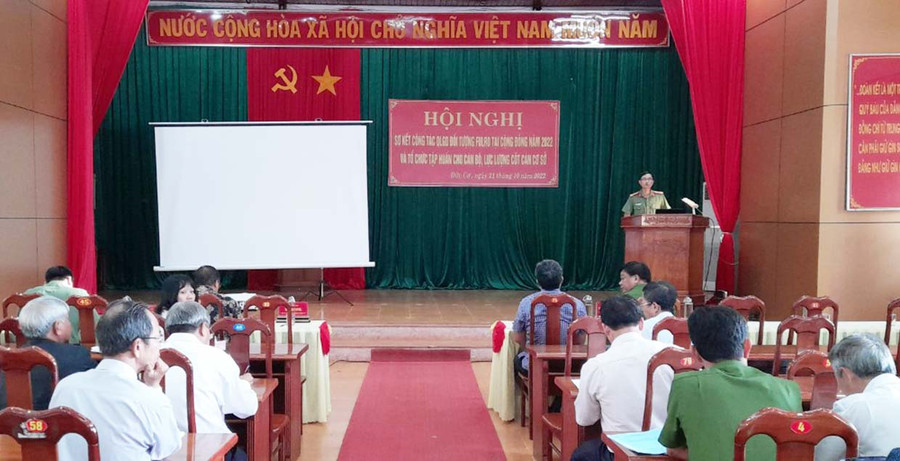  Cán bộ cốt cán được quán triệt 5 chuyên đề. Ảnh: Lê Văn Châu