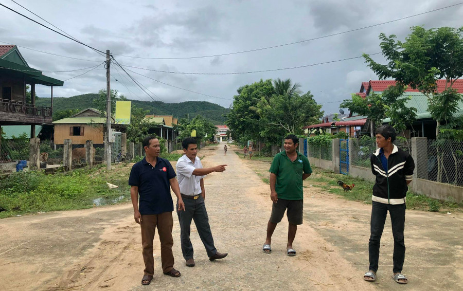 Lãnh đạo xã Chu Gu và người dân thôn Tập đoàn 4+5 kiểm tra hệ thống đường giao thông nội thôn. Ảnh: Gia Hưng