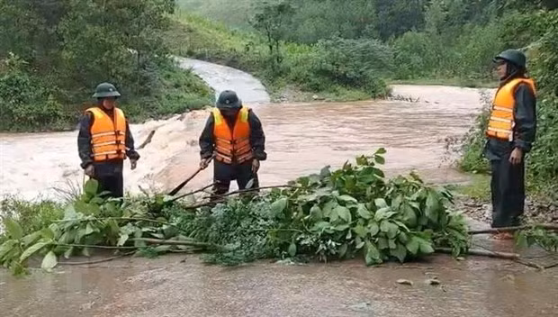 Tổ công tác Đồn Biên phòng Ra Mai, Bộ đội biên phòng Quảng Bình chốt chặn các ngầm tràn, tuyến đường giao thông dễ sạt lở, tiềm ẩn nguy hiểm, tuyên truyền người dân không qua lại nhằm đảm bảo an toàn. (Ảnh: TTXVN phát)
