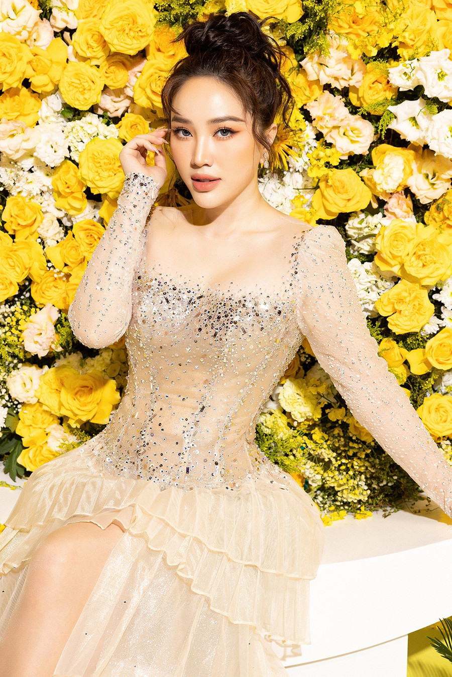 Bảo Thy xuất hiện lộng lẫy với chiếc đầm voan xòe đính kim sa lấp lánh, đúng chuẩn tạo hình “công chúa bong bóng