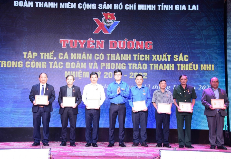 Gia Lai tuyên dương 70 tập thể, cá nhân có thành tích xuất sắc trong công tác Đoàn và phong trào thanh thiếu nhi ảnh 1 Đồng chí Bùi Quang Huy (thứ 4 từ trái qua) tặng kỷ niệm chương Vì thế hệ trẻ cho các đồng chí lãnh đạo, nguyên cán bộ Đoàn của tỉnh Gia Lai. Ảnh: Đức Thụy