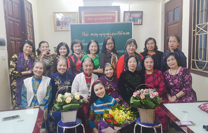 Các “nữ sinh” thích mặc áo dài mỗi khi đến lớp để thể hiện sự trân trọng cô giáo.