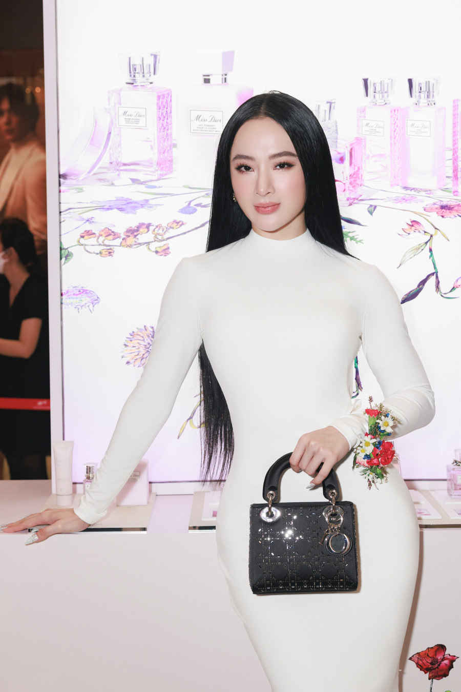 Trong lần hiếm hoi xuất hiện, Angela Phương Trinh không ngại thay đổi hình tượng, thử kiểu makeup tông tây, môi nude quyến rũ. Cô trở thành một bông hoa rực rỡ, khoe sắc trong sự kiện làm đẹp, thu hút mọi ánh nhìn. Ảnh: Khoa Nguyễn