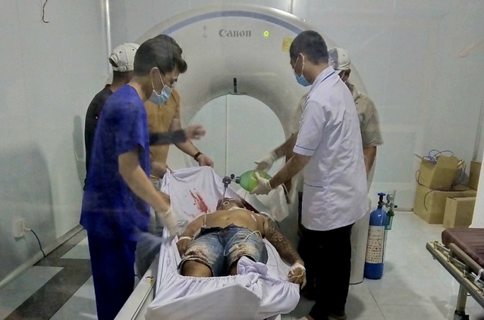 Cấp cứu người bị trúng đạn trong vụ nổ súng. Cấp cứu người bị trúng đạn trong vụ nổ súng