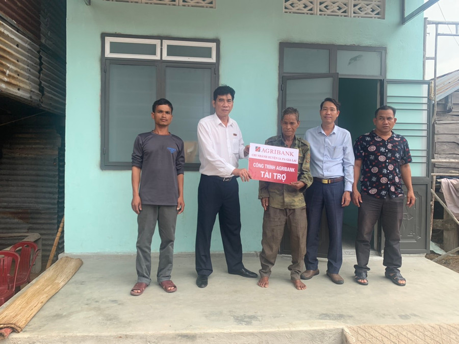 Agribank Chi nhánh huyện Ia Pa Gia Lai phối hợp với cấp ủy, chính quyền xã Ia Kdăm trao tặng 2 nhà tình nghĩa cho hộ nghèo. Ảnh: Sơn Ca.