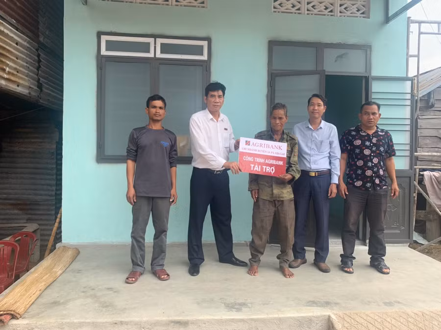 Agribank Chi nhánh huyện Ia Pa Gia Lai phối hợp với cấp ủy, chính quyền xã Ia Kdăm trao tặng 2 nhà tình nghĩa cho hộ nghèo. Ảnh: Sơn Ca.