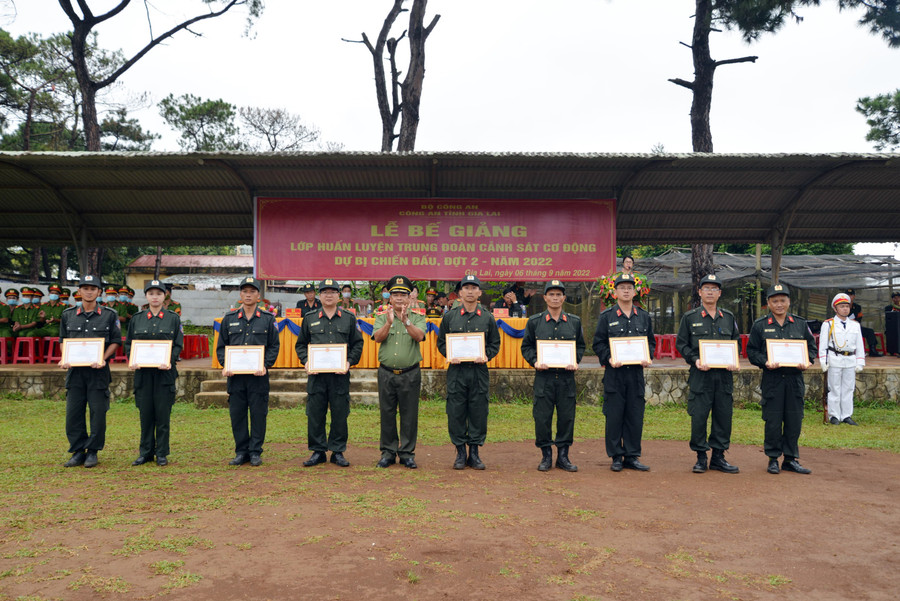 Thiếu tướng Rah Lan Lâm-Giám đốc Công an tỉnh tặng giấy khen cho 9 cá nhân có thành tích xuất sắc trong công tác tổ chức, quản lý, huấn luyện lực lượng Cảnh sát cơ động dự bị chiến đấu. Ảnh: Lê Ánh