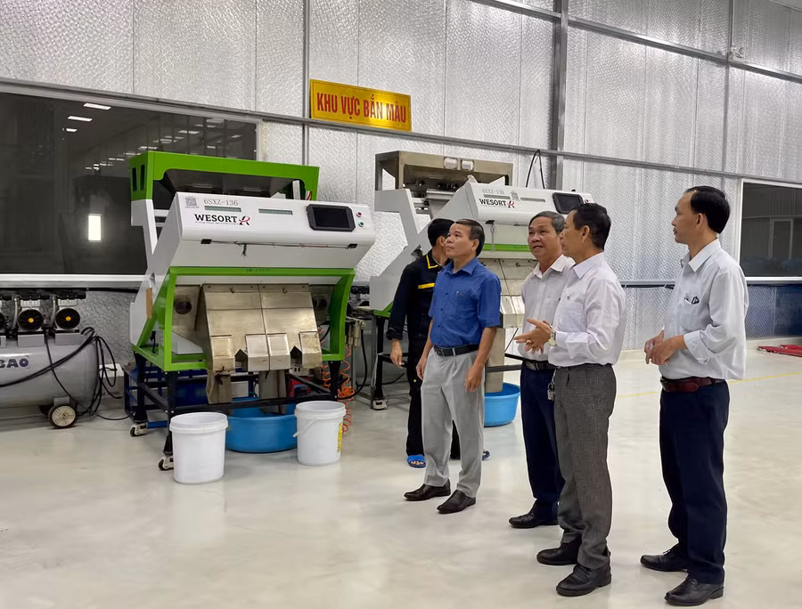 Các đại biểu tham quan mô hình trình diễn kỹ thuật trong chế biến nông sản sấy khô. Ảnh: Vũ Thảo