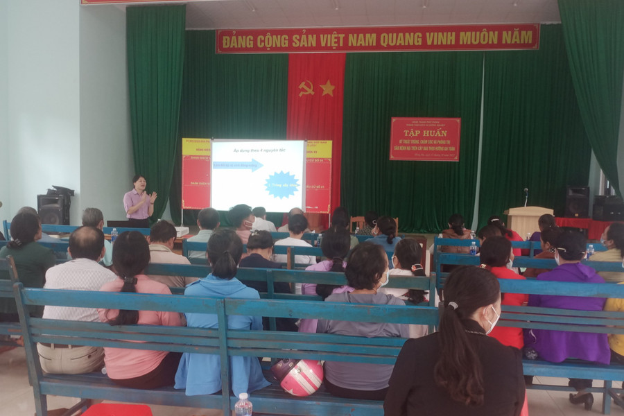 Tập huấn kỹ thuật trồng, chăm sóc và trị bệnh sâu hại trên cây trồng theo hướng an toàn tại phường Đống Đa (TP. Pleiku). Ảnh: Bá Bính