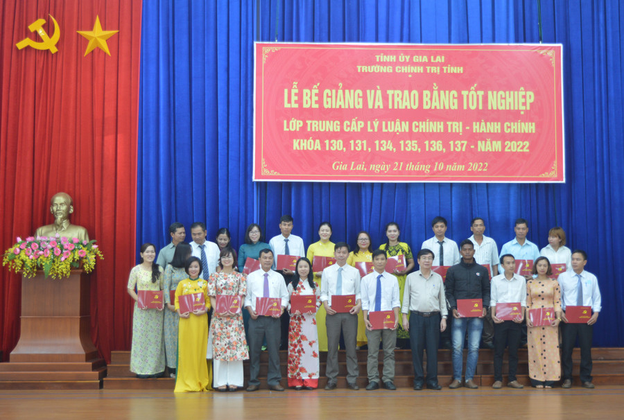 Trưởng ban Tổ Chức Tỉnh ủy Huỳnh Quang Thái (hàng dưới, thứ 5 từ phải qua) trao bằng tốt nghiệp cho các học viên. Ảnh: Anh Huy