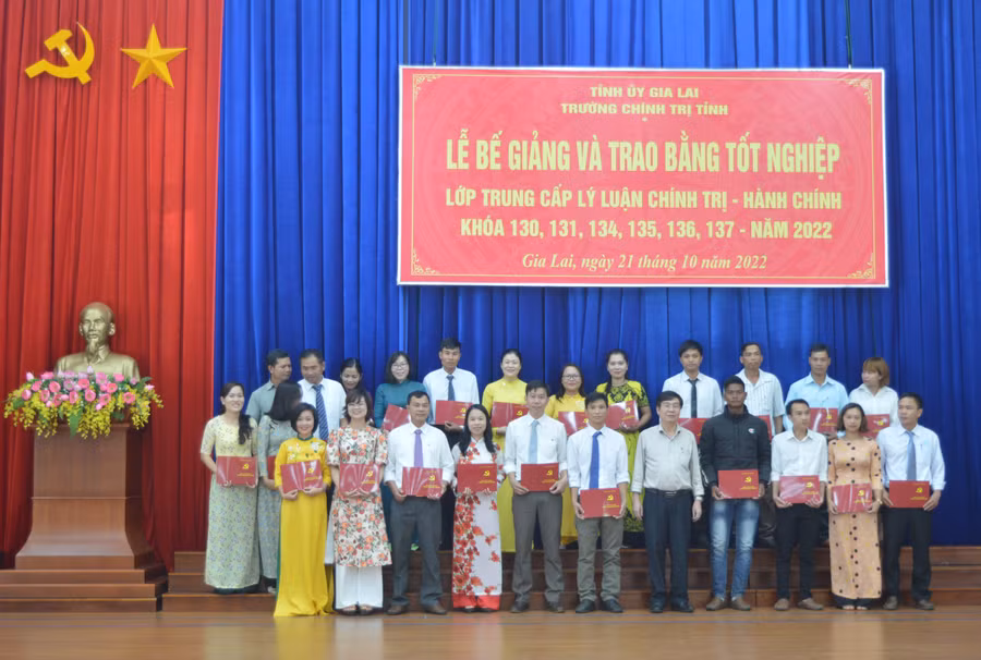 Trưởng ban Tổ Chức Tỉnh ủy Huỳnh Quang Thái (hàng dưới, thứ 5 từ phải qua) trao bằng tốt nghiệp cho các học viên. Ảnh: Anh Huy Trưởng ban Tổ Chức Tỉnh ủy Huỳnh Quang Thái (hàng dưới, thứ 5 từ phải qua) trao bằng tốt nghiệp cho các học viên. Ảnh: Anh Huy