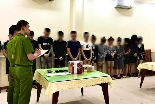 16 nam, nữ thanh niên bị bắt quả tang đang bay lắc ma túy.