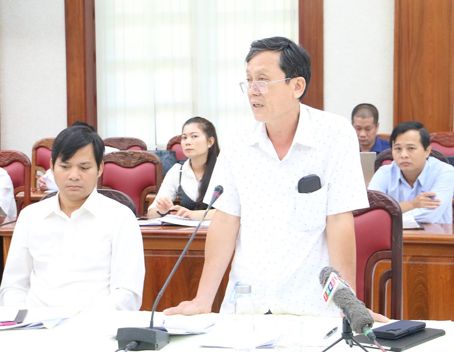 Phó Chủ tịch UBND huyện Phú Thiện Nguyễn Ngọc Ngô có nhiều ý kiến, kiến nghị tại buổi tiếp xúc cử tri. Ảnh: Nguyễn Quang