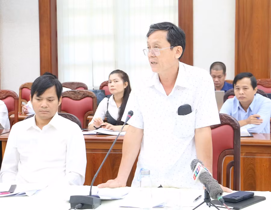 Phó Chủ tịch UBND huyện Phú Thiện Nguyễn Ngọc Ngô có nhiều ý kiến, kiến nghị tại buổi tiếp xúc cử tri. Ảnh: Nguyễn Quang