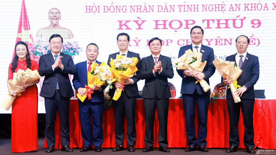 Bí thư Tỉnh ủy, Chủ tịch HĐND tỉnh Nghệ An Thái Thanh Quý và Phó Bí thư Tỉnh ủy, Chủ tịch UBND tỉnh Nghệ An tặng hoa chúc mừng đồng chí Hoàng Nghĩa Hiếu và các Phó Chủ tịch UBND tỉnh, các Ủy viên UBND tỉnh được HĐND tỉnh bầu. Ảnh: Thành Duy/Báo Nghệ An