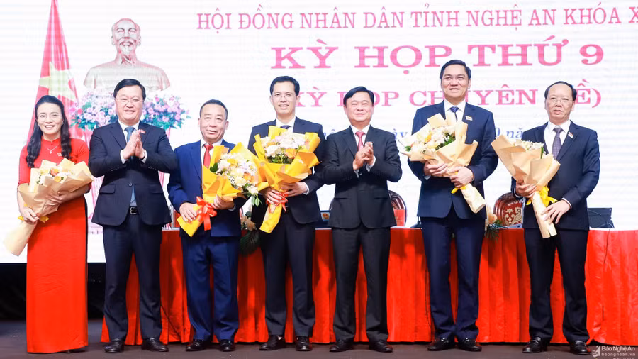 Bí thư Tỉnh ủy, Chủ tịch HĐND tỉnh Nghệ An Thái Thanh Quý và Phó Bí thư Tỉnh ủy, Chủ tịch UBND tỉnh Nghệ An tặng hoa chúc mừng đồng chí Hoàng Nghĩa Hiếu và các Phó Chủ tịch UBND tỉnh, các Ủy viên UBND tỉnh được HĐND tỉnh bầu. Ảnh: Thành Duy/Báo Nghệ An