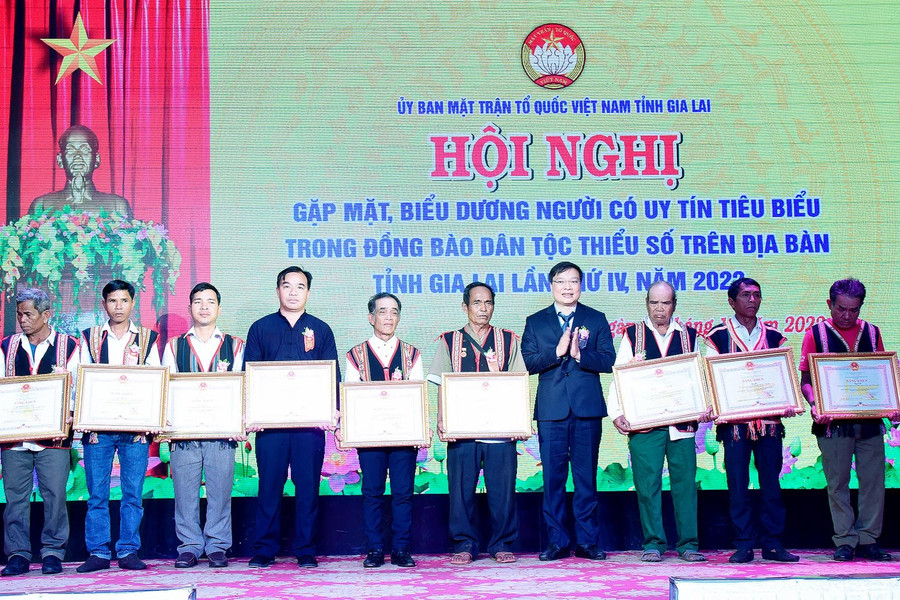 Chủ tịch UBND tỉnh trao bằng khen cho những người uy tín có thành tích xuất sắc trong việc tập hợp xây dựng khối đại đoàn kết. Ảnh: Đức Thụy Chủ tịch UBND tỉnh trao bằng khen cho những người uy tín có thành tích xuất sắc trong việc tập hợp xây dựng khối đại đoàn kết. Ảnh: Đức Thụy