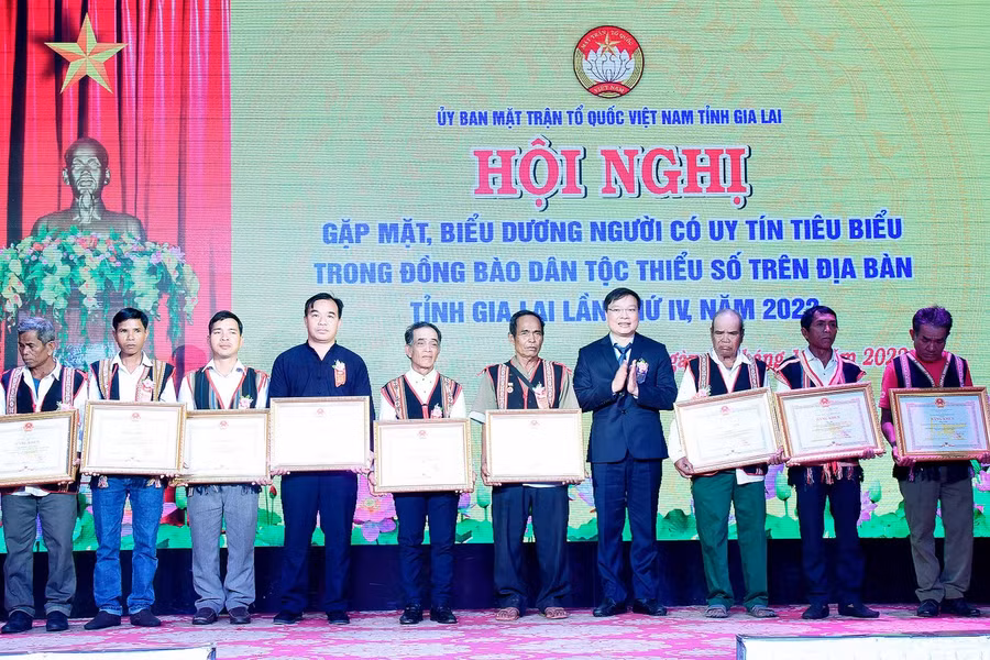 Chủ tịch UBND tỉnh trao bằng khen cho những người uy tín có thành tích xuất sắc trong việc tập hợp xây dựng khối đại đoàn kết. Ảnh: Đức Thụy