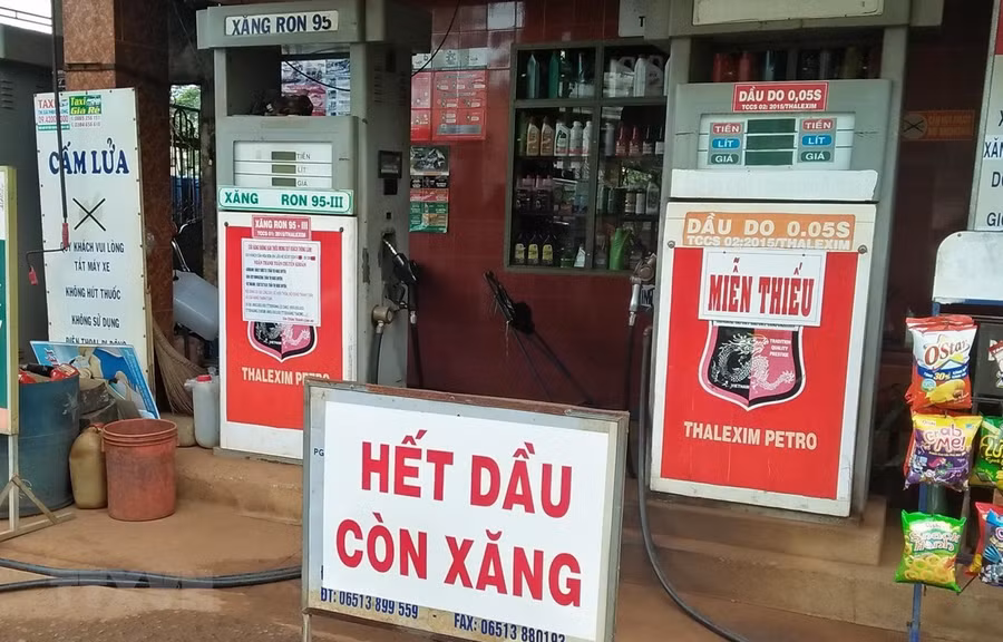 Một cửa hàng xăng dầu vẫn treo bảng hết xăng dầu. (Ảnh: K GỬIH/TTXVN)