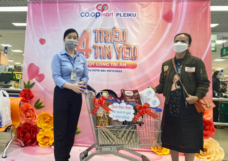 Một khách hàng ở Pleiku trúng thưởng xe hàng trị giá 1 triệu đồng ngay trong sáng đầu tiên tổ chức chương trình. Ảnh: Vũ Thảo  Một khách hàng ở Pleiku đã may mắn trúng thưởng xe hàng trị giá 1 triệu đồng ngay trong sáng đầu tiên tổ chức chương trình. Ảnh: Vũ Thảo