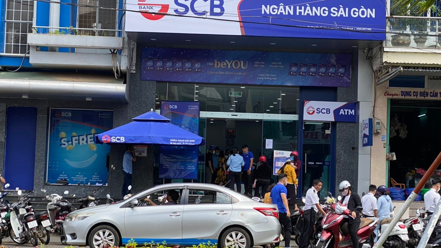 Nhân viên SCB Chi nhánh Gia Lai tập trung điều tiết, sắp xếp phương tiện của khách hàng trước trụ sở trong sáng ngày 8 tháng 10. Ảnh: Sơn Ca