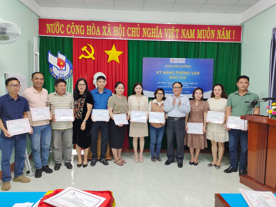 Các học viên lên nhận giấy chứng nhận do Trung tâm Bồi dưỡng nghiệp vụ báo chí (Hội Nhà báo Việt Nam).Ảnh-RÔ HOK