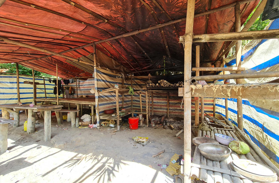 Bên trong lán trại các đối tượng khai thác vàng. Ảnh: H.T